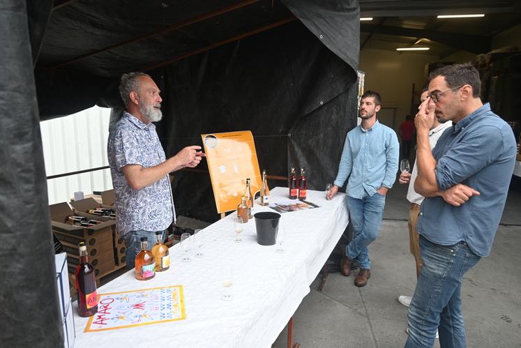 Jean-Michel Durivault présente ses diverses gammes de vermouth.