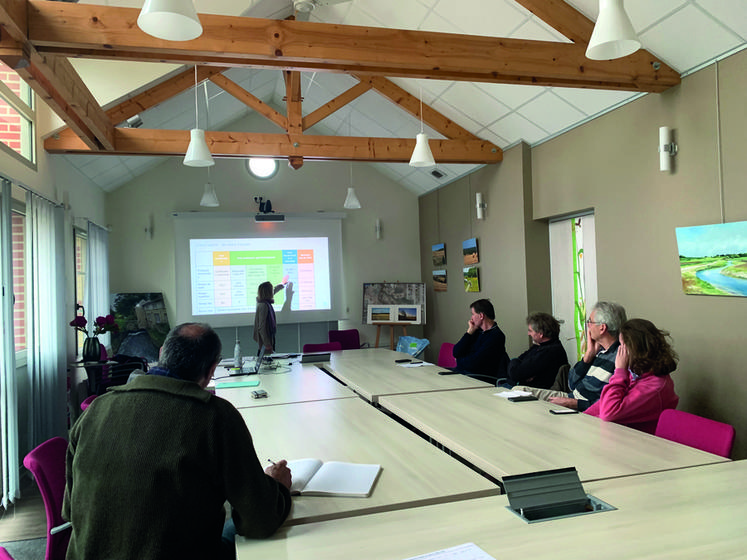 Lundi 26 septembre à Feucherolles (Yvelines), lors de la réunion pour les adhérents du syndicat de Maule.