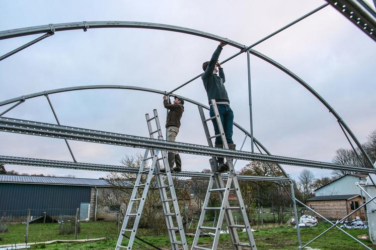 « À deux sur la ferme, l'apprenti est un atout pour l'entreprise mais il doit être formé et accompagné, et volontaire bien sûr », souligne Valentin Caron.