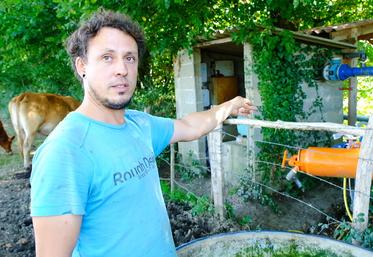 Jason Briffault, agriculteur dans la Sarthe, présente l'une de ses deux ­installations en goutte-à-goutte.